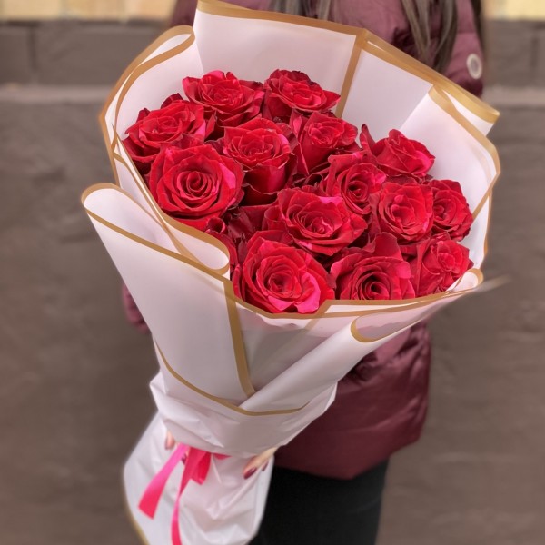 15 красных роз Ред Пантер 60 см